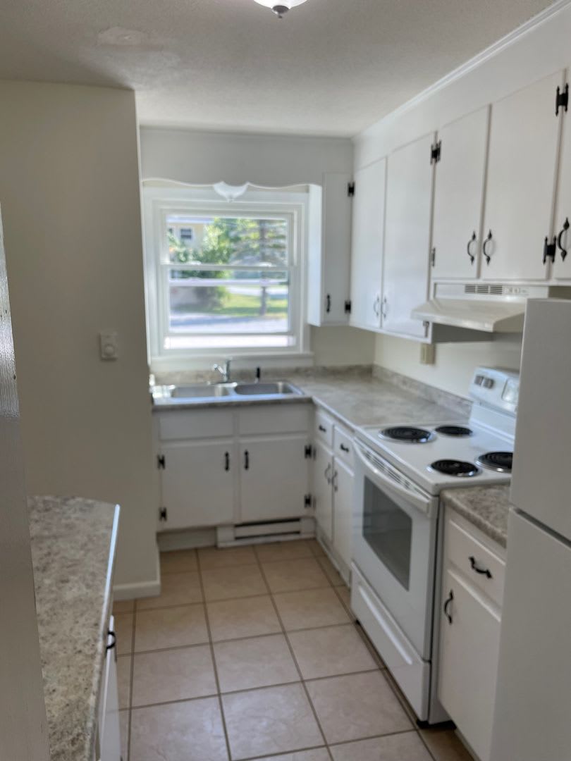 LARGE 2 BEDROOM TOWNHOUSE IN A PET FRIENDLY NEIGHBORHOOD – photo 1 of 25