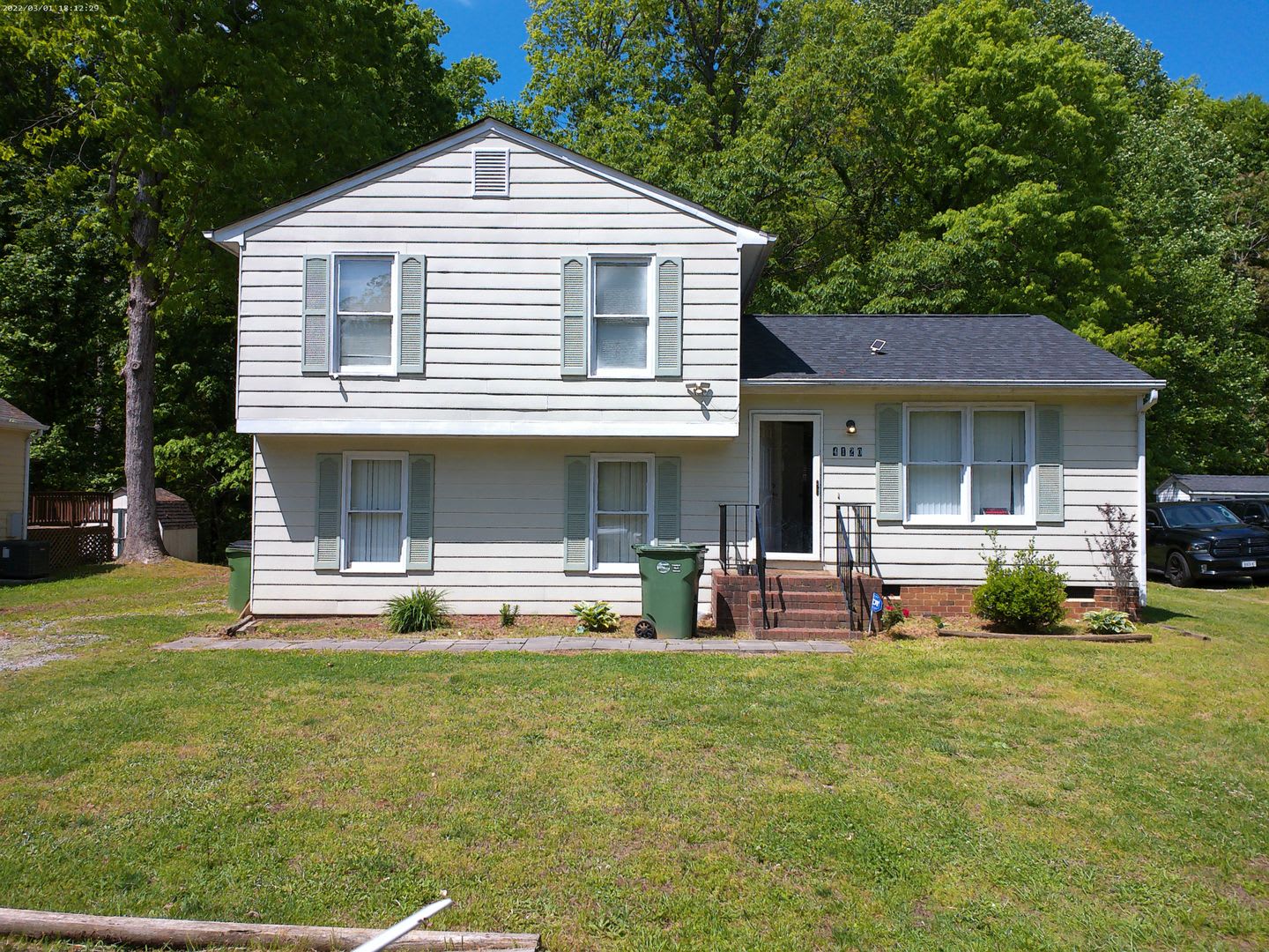 Awesome 4 Bedroom Tri Level – photo 1