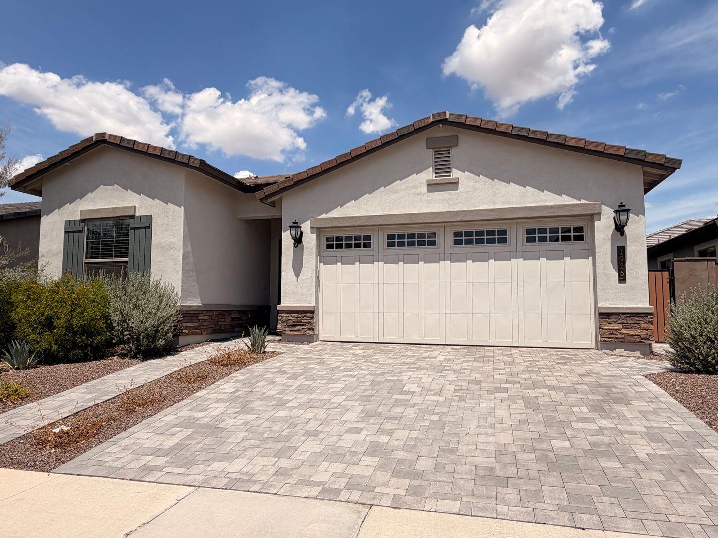 Stunning Luxury 4 Bedroom Home 2 600 Sq Ft Modern Finishes Private Turf Backyard – photo 1