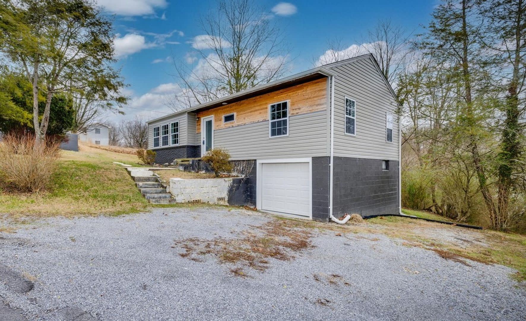 Newly Renovated 3 Bed And 1 Bath House In Kingsport – photo 1 of 74