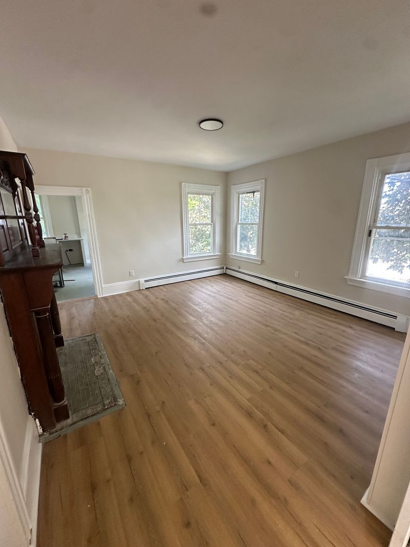 Spacious 2 Bed/ 1 Bath Apartment in East Greenwich! – photo 1 of 9