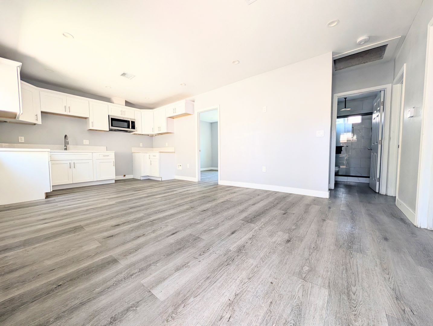 Spacious 3bed 2 Bath Back House – photo 1