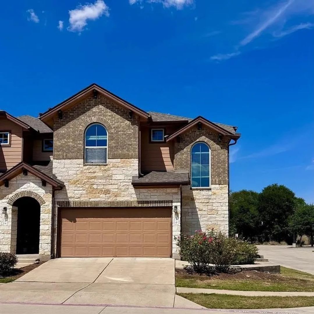 Room In 3 Bedroom Home At Zodiac Ln – photo 1 of 241