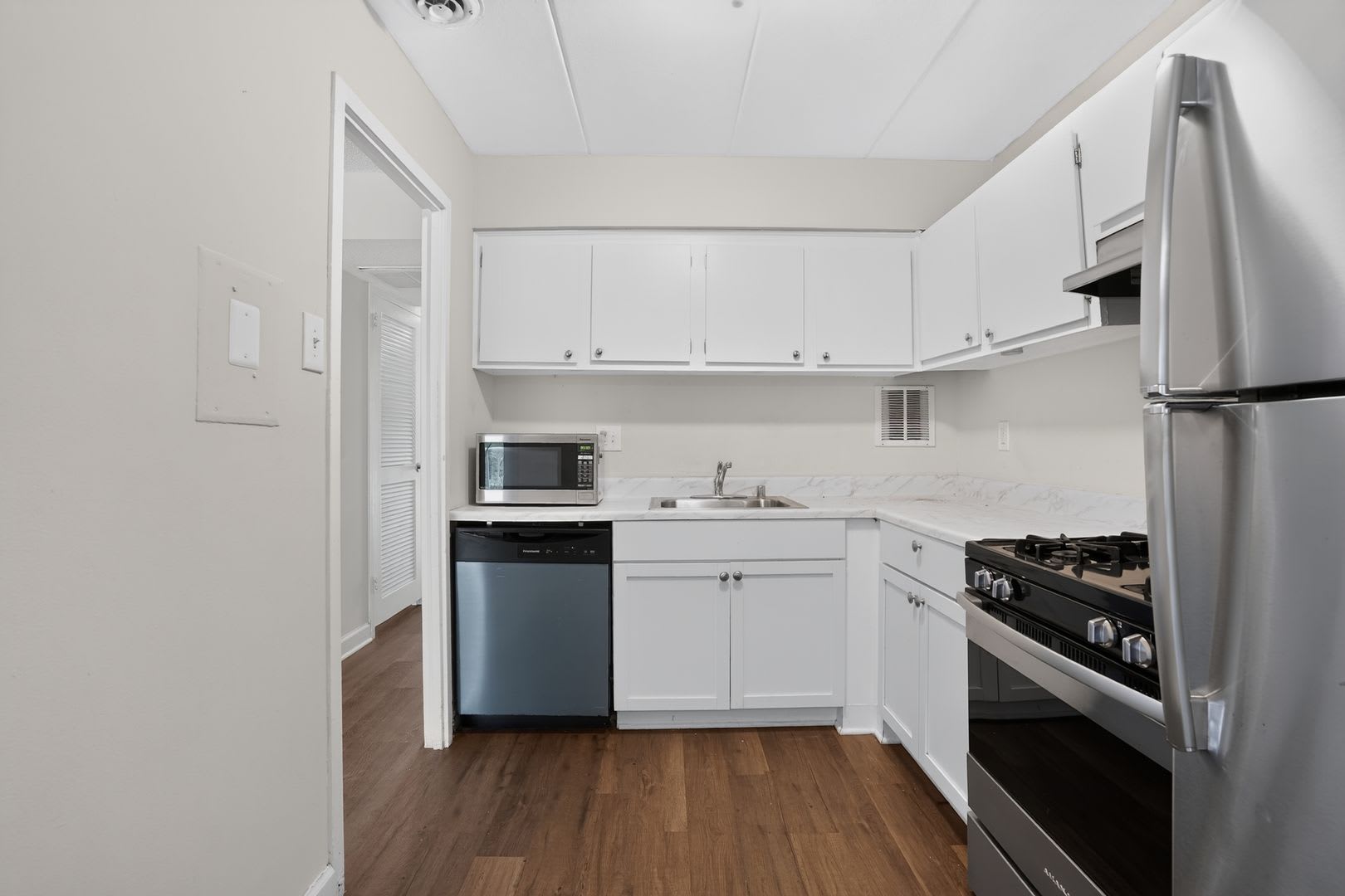 Welcome Home To This Bright And Inviting 2Bd 1Bth Condo In The Sought After Huntington Club Community All Utilties Included – photo 1 of 17