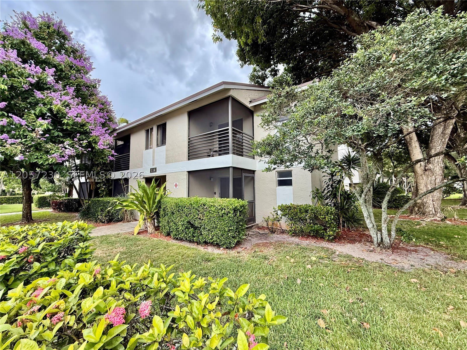 114 Gardens Dr – photo 1