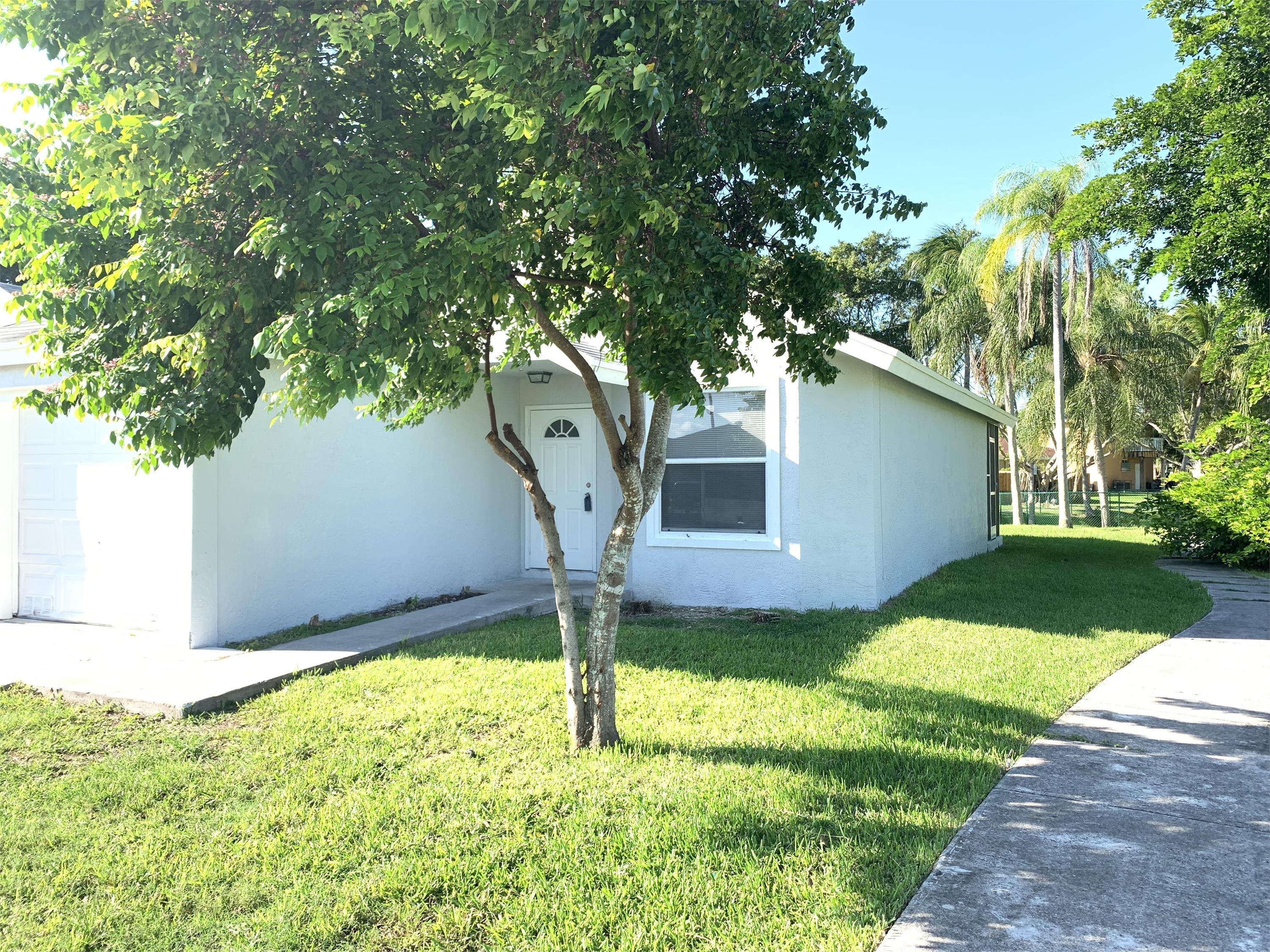 848 SW 10TH ST – photo 1 of 13