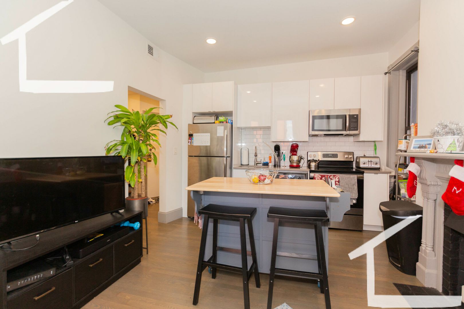Charming 3 Bedroom No Broker Fee – photo 1