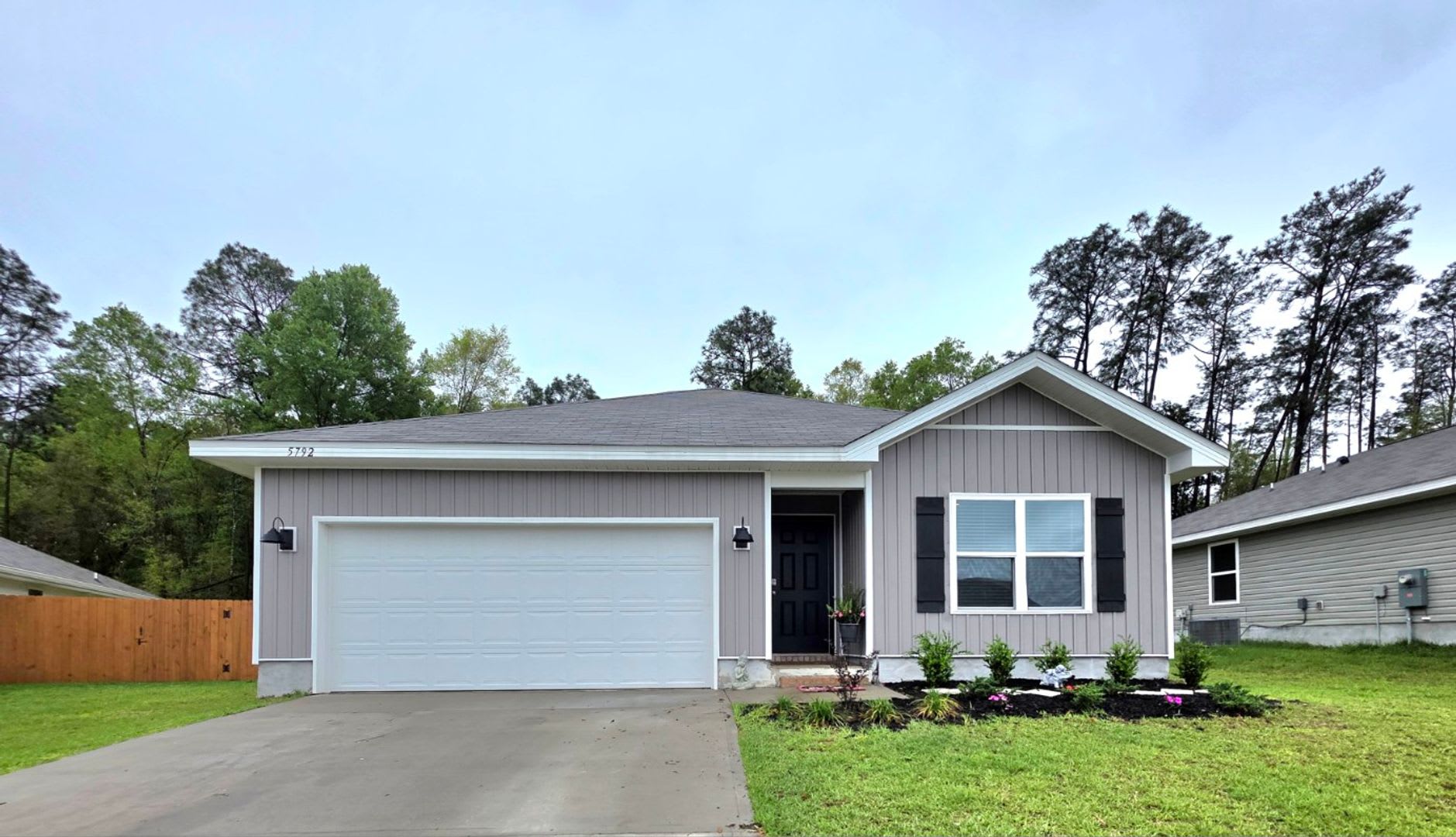 This Charming 3-bedroom, 2-bath Home in the Desired Bridlewood Subdivision! – photo 1