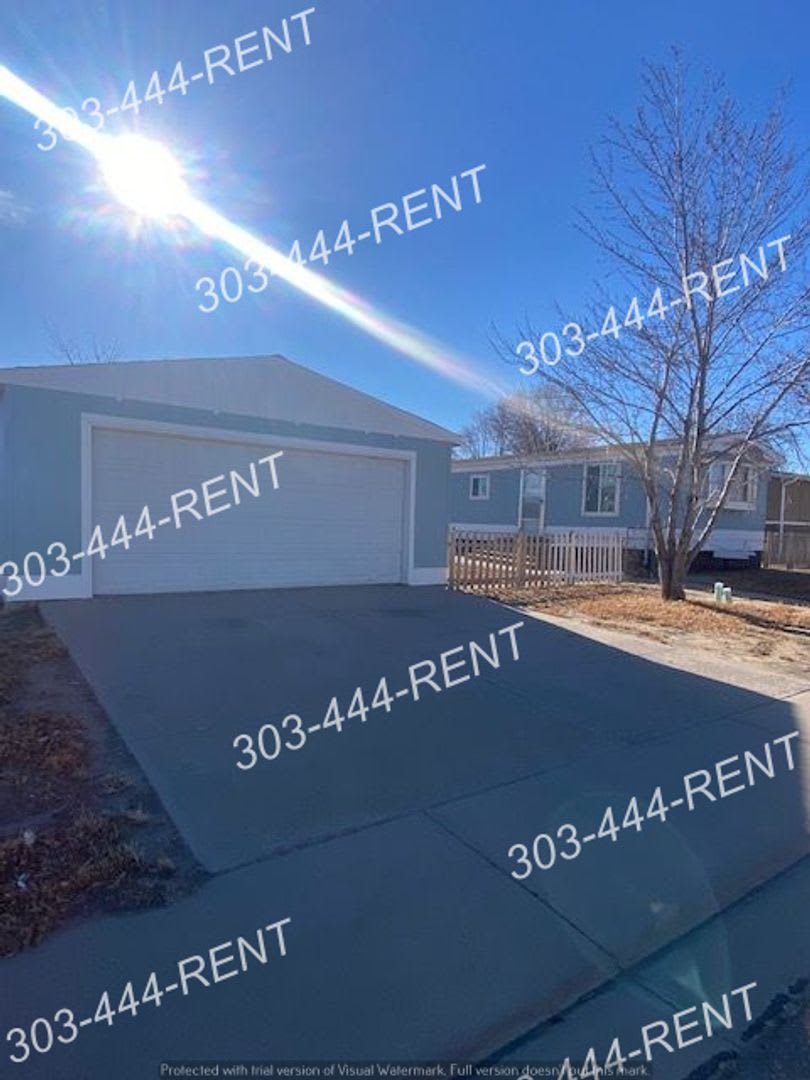 Cozy 2 Bedroom &amp; 1 Bathroom Home in Log Lane Village! – photo 1 of 8