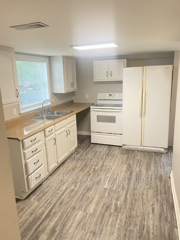 530 E State St – photo 1 of 9