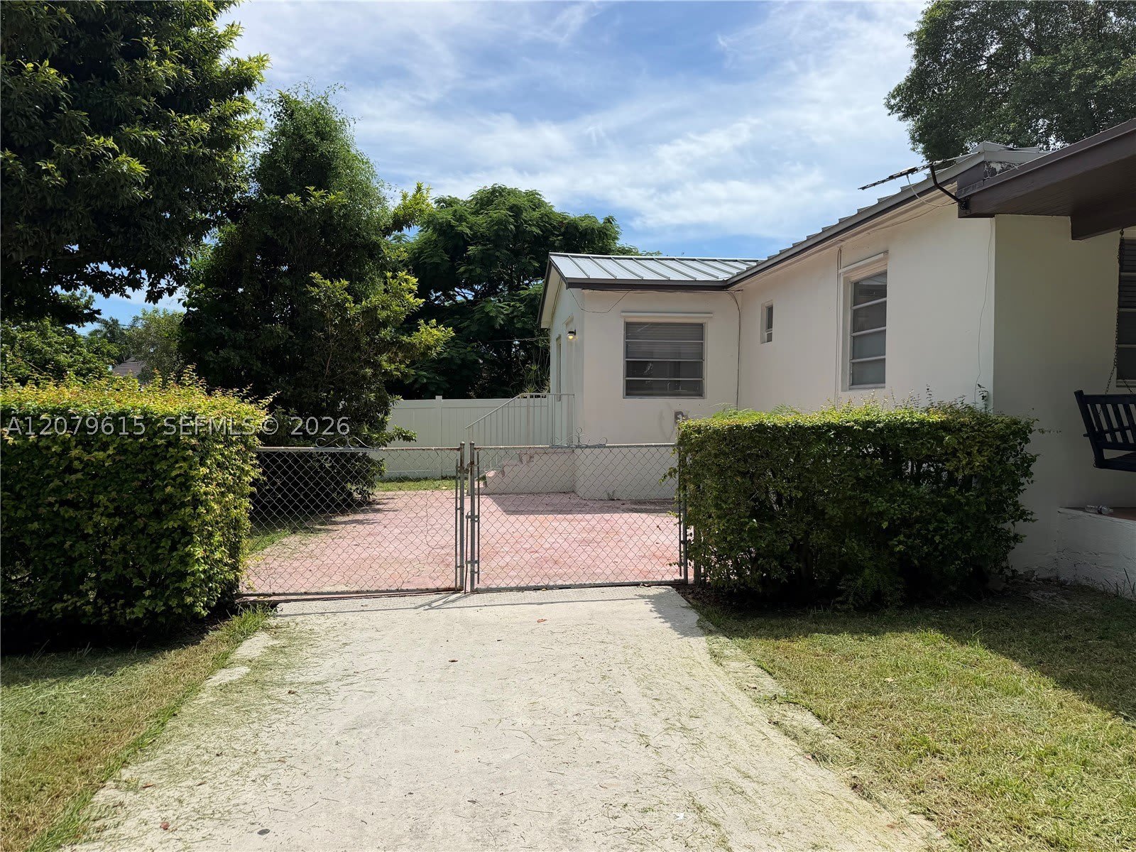 2725 SW 82 Avenue – photo 1 of 6