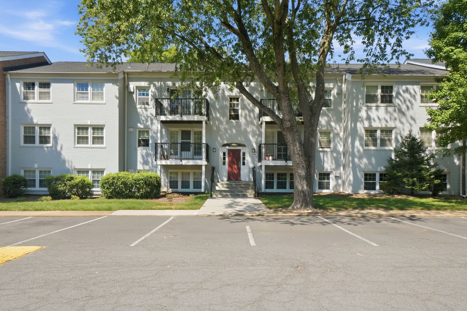 Discover Stylish Low Maintenance Living In This Beautifully Updated Two Bedroom One Bathroom Condominium Ideally Situated Near The Vienna Metro With Convenient Access To I 66 Route 50 And Route 29 – photo 1