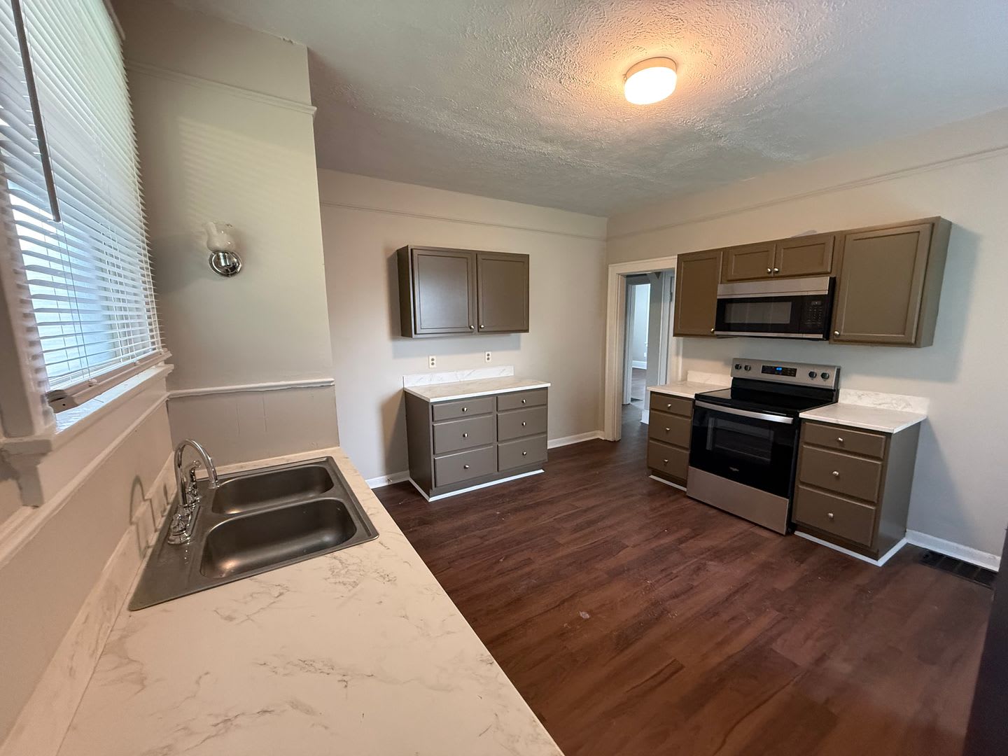 Beautifully Renovated 3 Bedroom 2 Bath Half Off First Month S Rent – photo 1 of 13