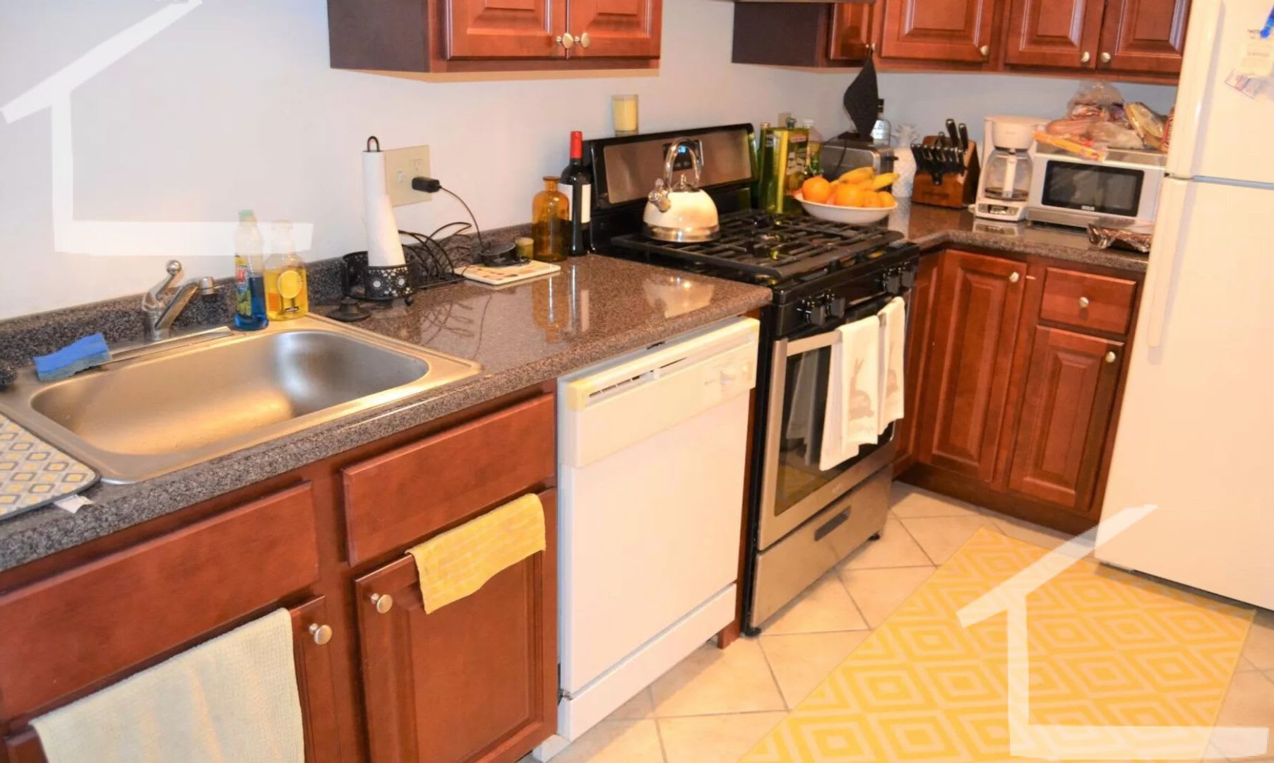 Great 2-bed with Pool! Ht + HW Incl., 2 Parking Spots Included. Cat Friendly – photo 1