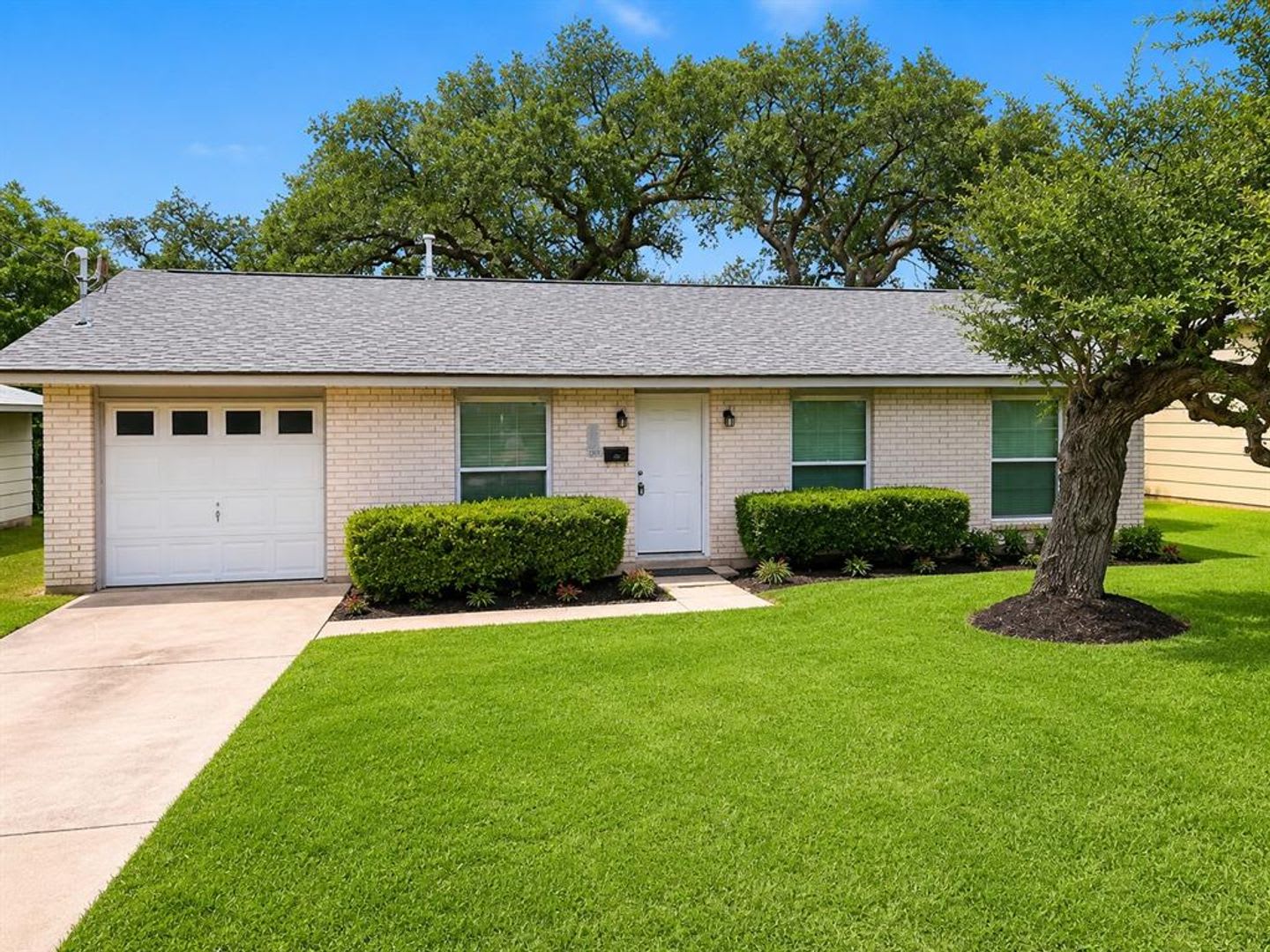 Classic Charm / Fully Remodeled Home / 3 bedrooms / 1 bath / 1 car garage / No Pets – photo 1