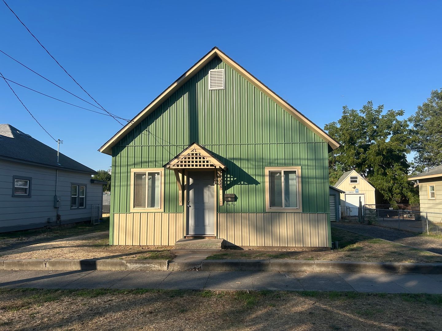 3 bedroom house close to shopping. – photo 1 of 12