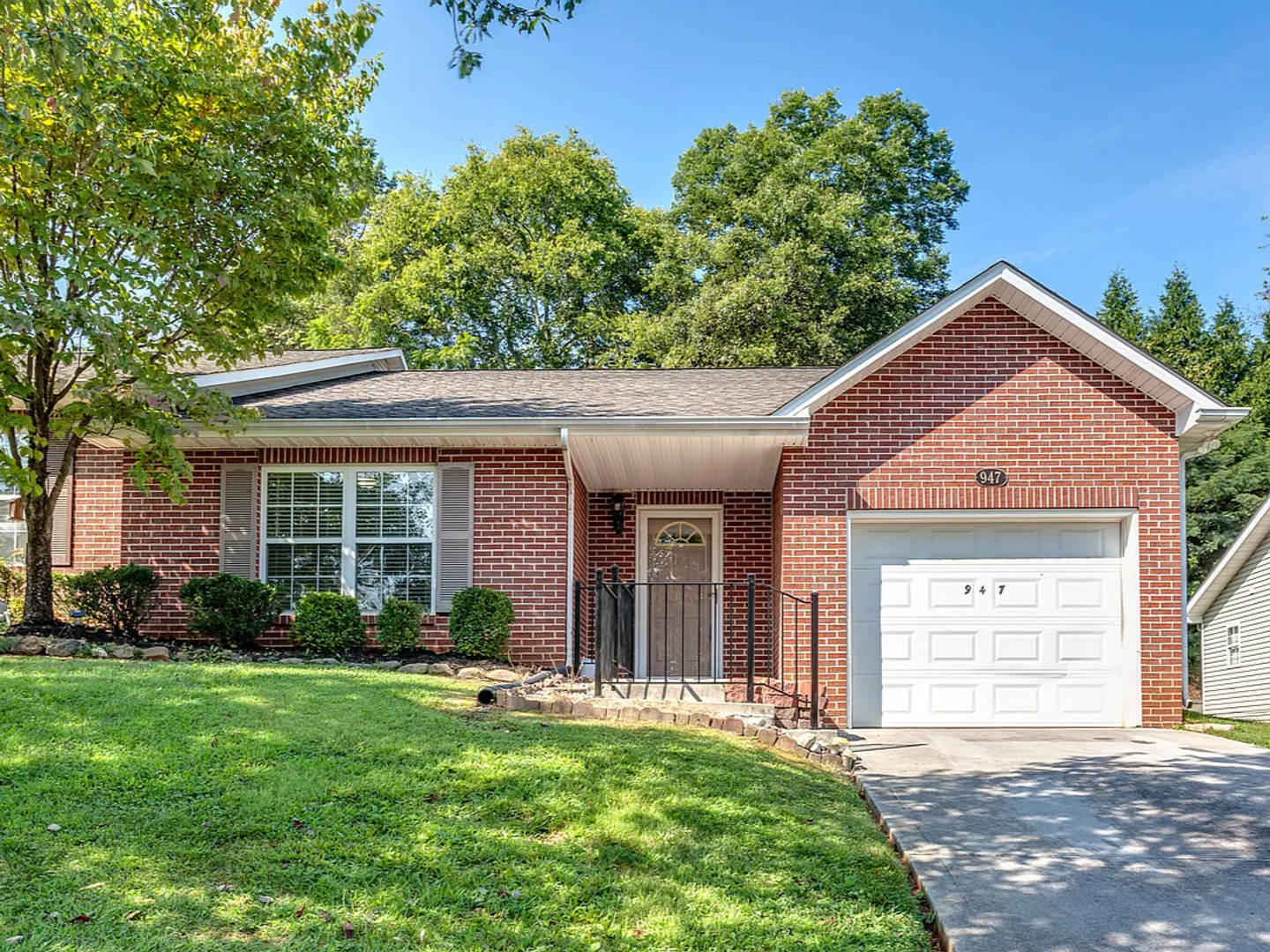 2bd/2ba end unit available now! – photo 1