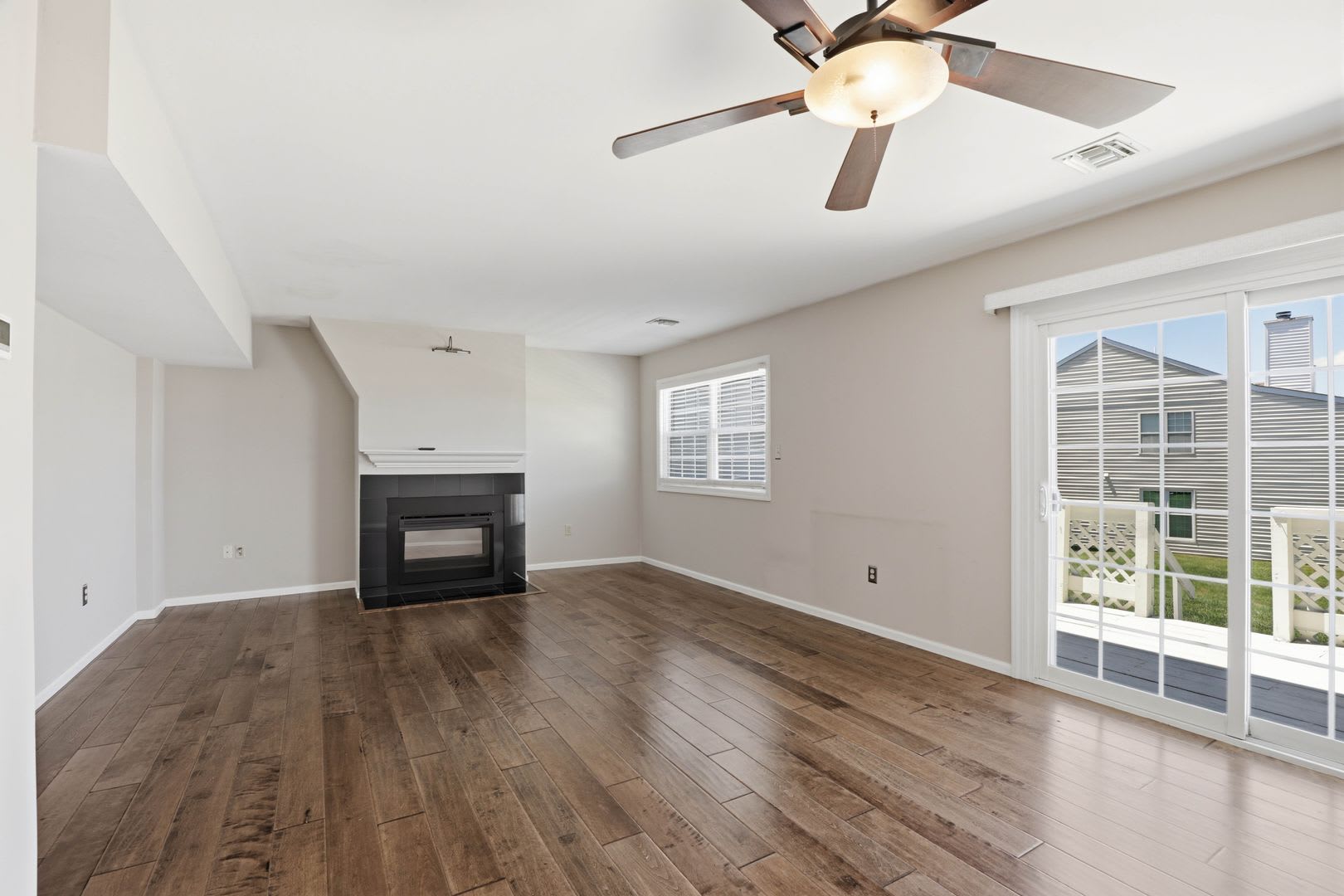 Stunning 3 Bedroom Townhome Available Now! – photo 1