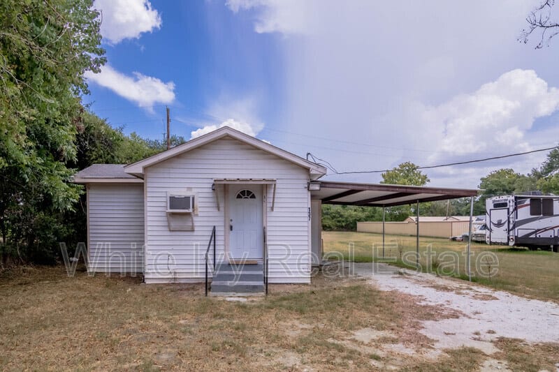 137 Lee Lane – photo 1 of 15