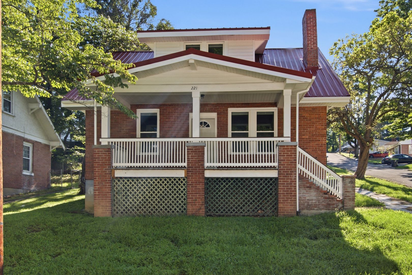 Recently Renovated 3 Bedroom Craftsman Pet Friendly – photo 1 of 26