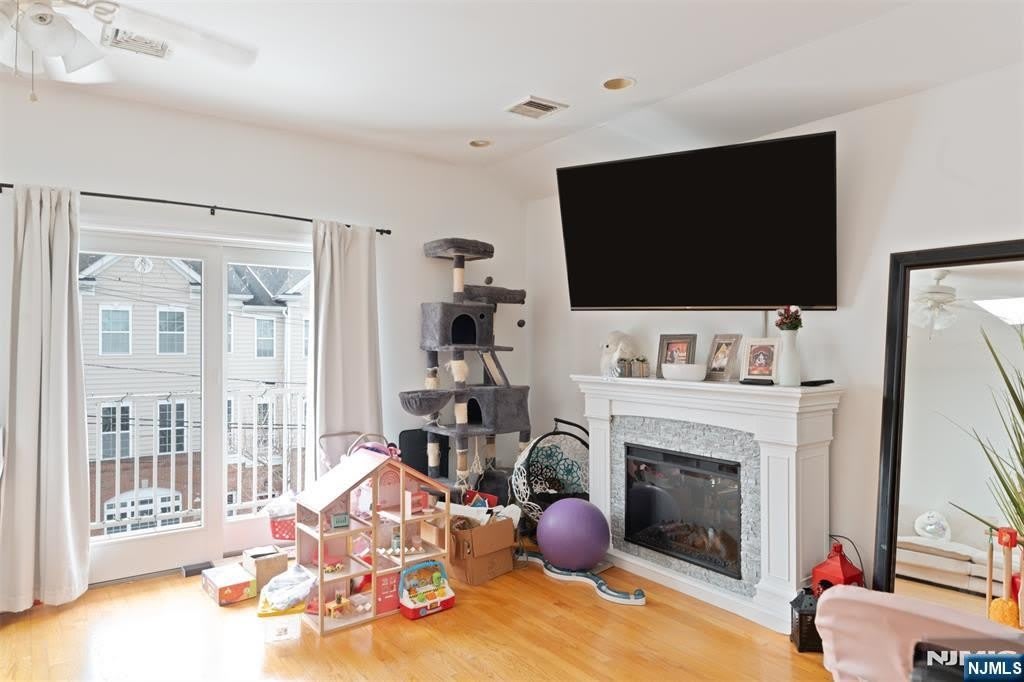 260 Custer Avenue – photo 1