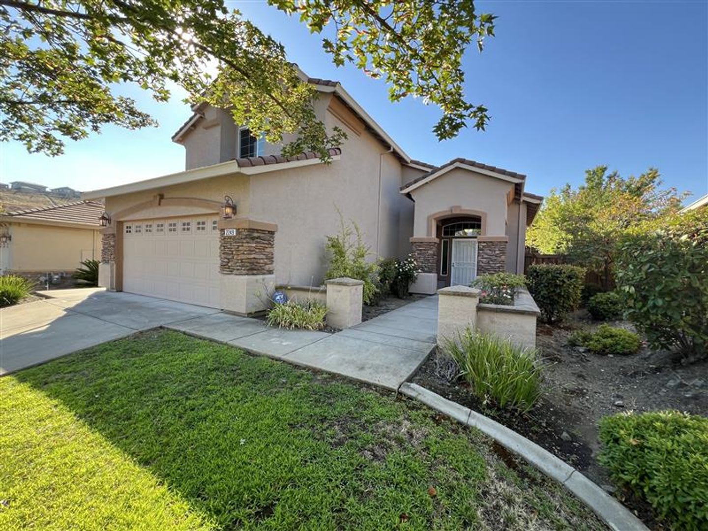 Spacious Home Near Schools, Shopping, Dining, And Freeway Access – photo 1