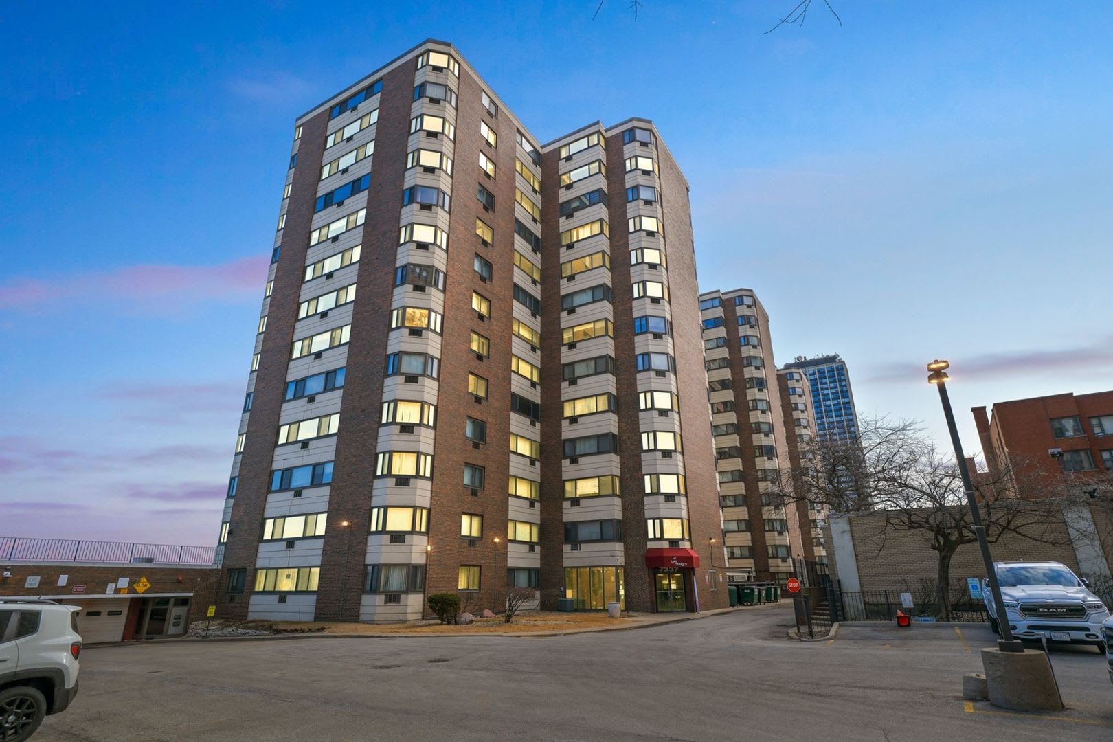 No Move In Fee No Deposit Based On Credit Lakefront Studio High Rise Heat Water Included – photo 1