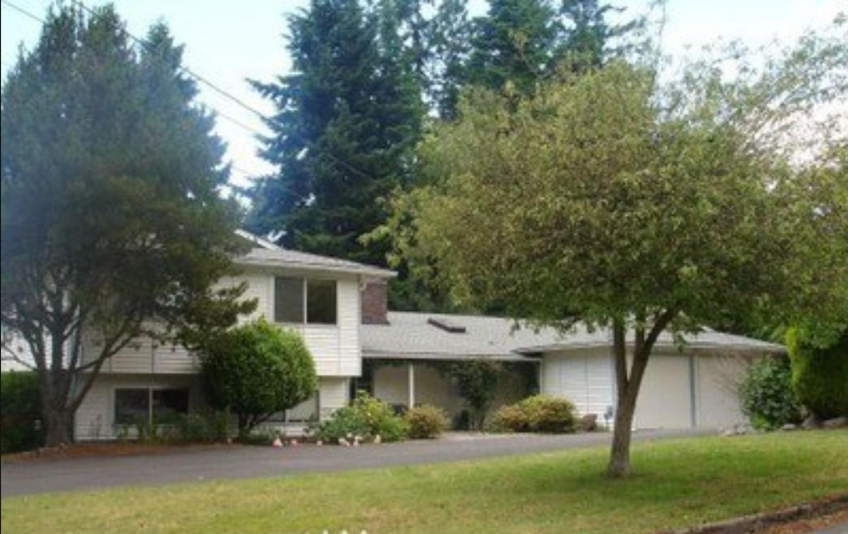 Spacious 4 Bed Tri Level With 4 Car Garage Walk To Elementary Middle High School – photo 1 of 6