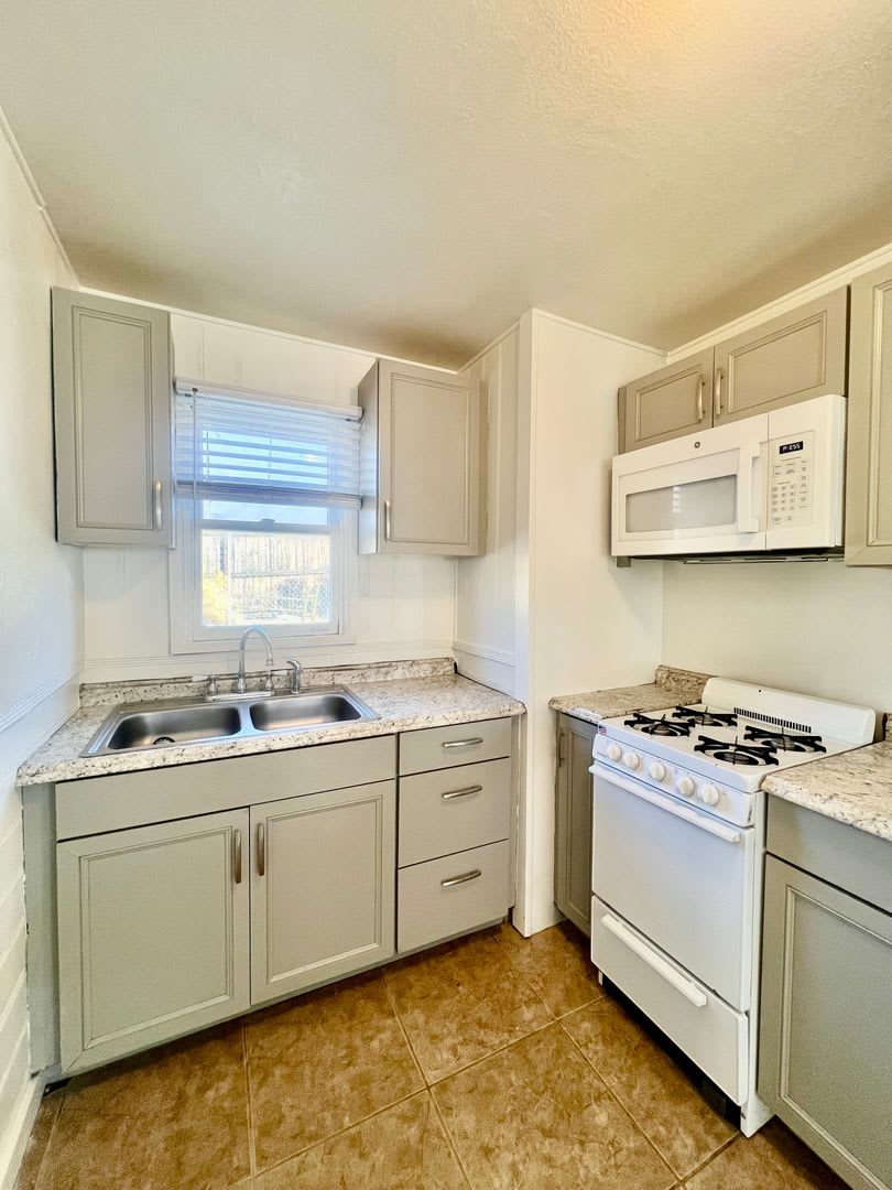 AVAILABLE NOW !! 1 Bedroom 1 Bathroom Apartment in Desert Hot Springs !! – photo 1 of 22