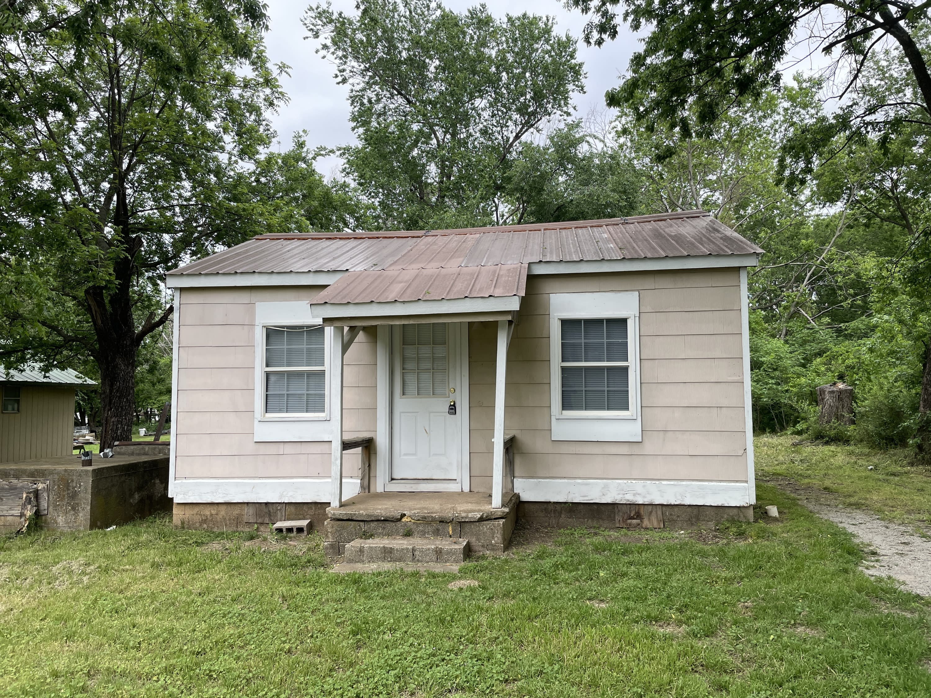 914 East Tahlequah Avenue – photo 1 of 13