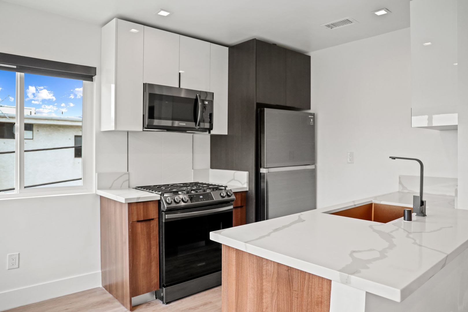 701 N Hill Place Apartments – photo 1