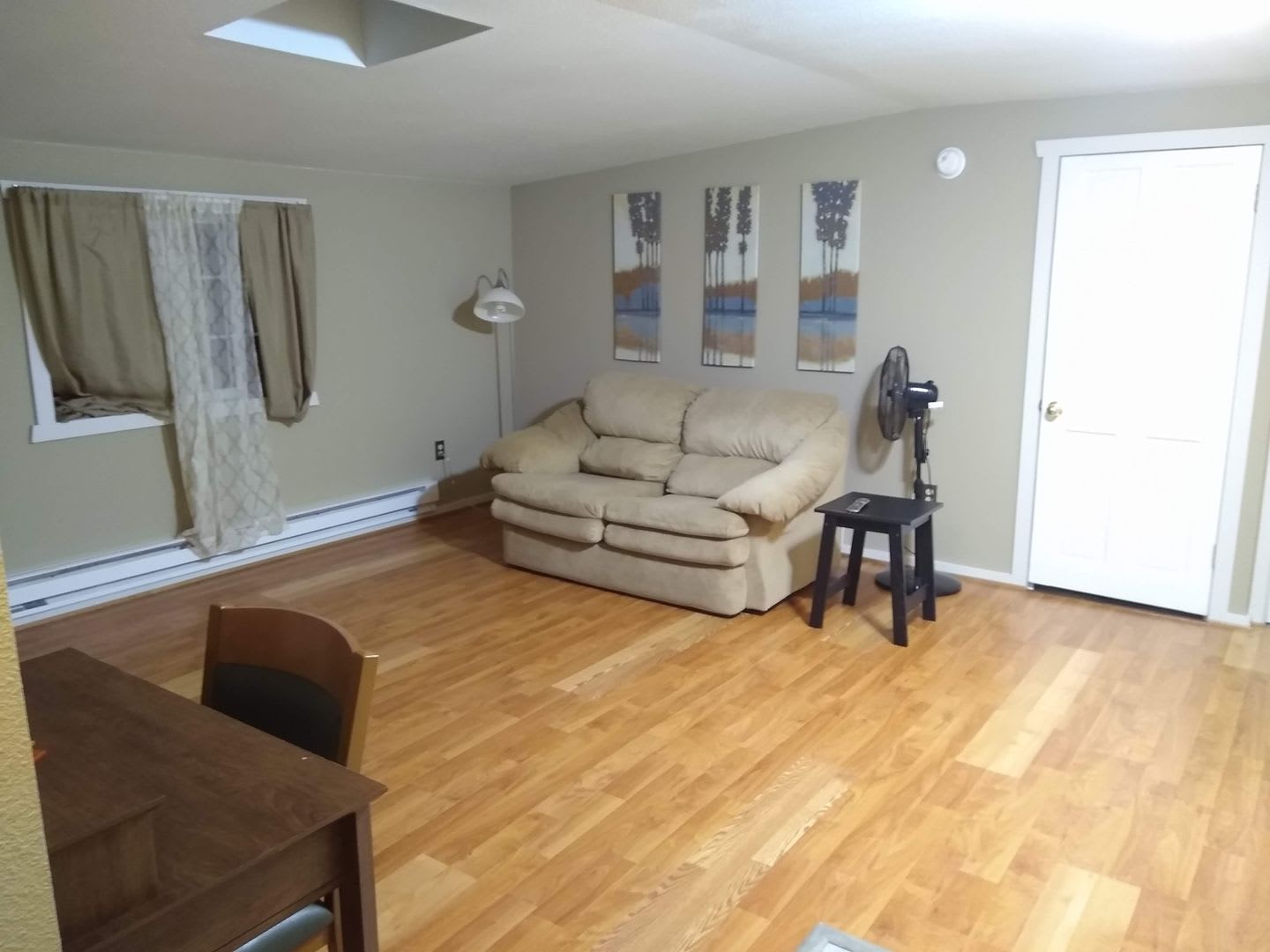 Close To Downtown Upper Level Apartment – photo 1