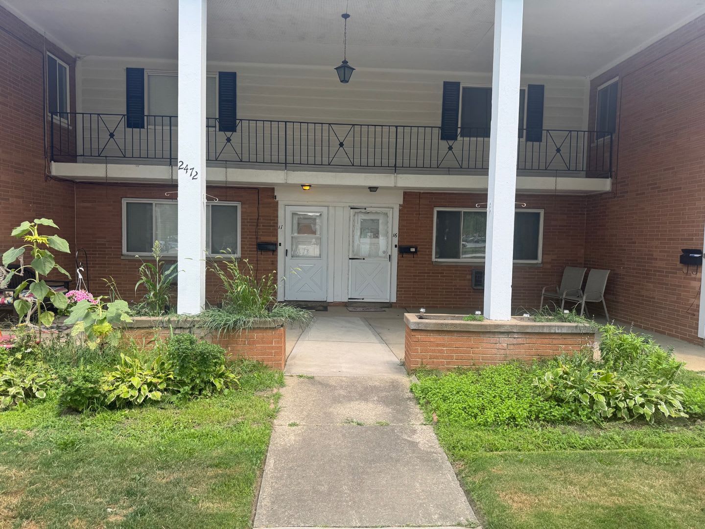 Charming 2-Bedroom Property in Prime Location – photo 1 of 36