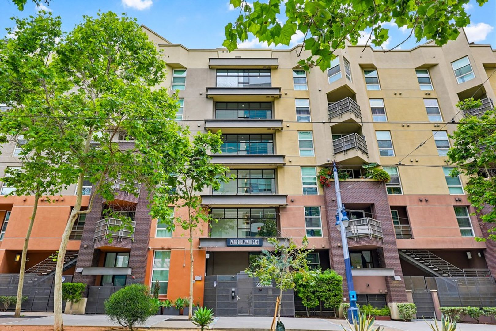 1 000 Move In Special Modern Industrial Condo In The Heart Of Downtown San Diego Walk To Petco Park Waterfront – photo 1