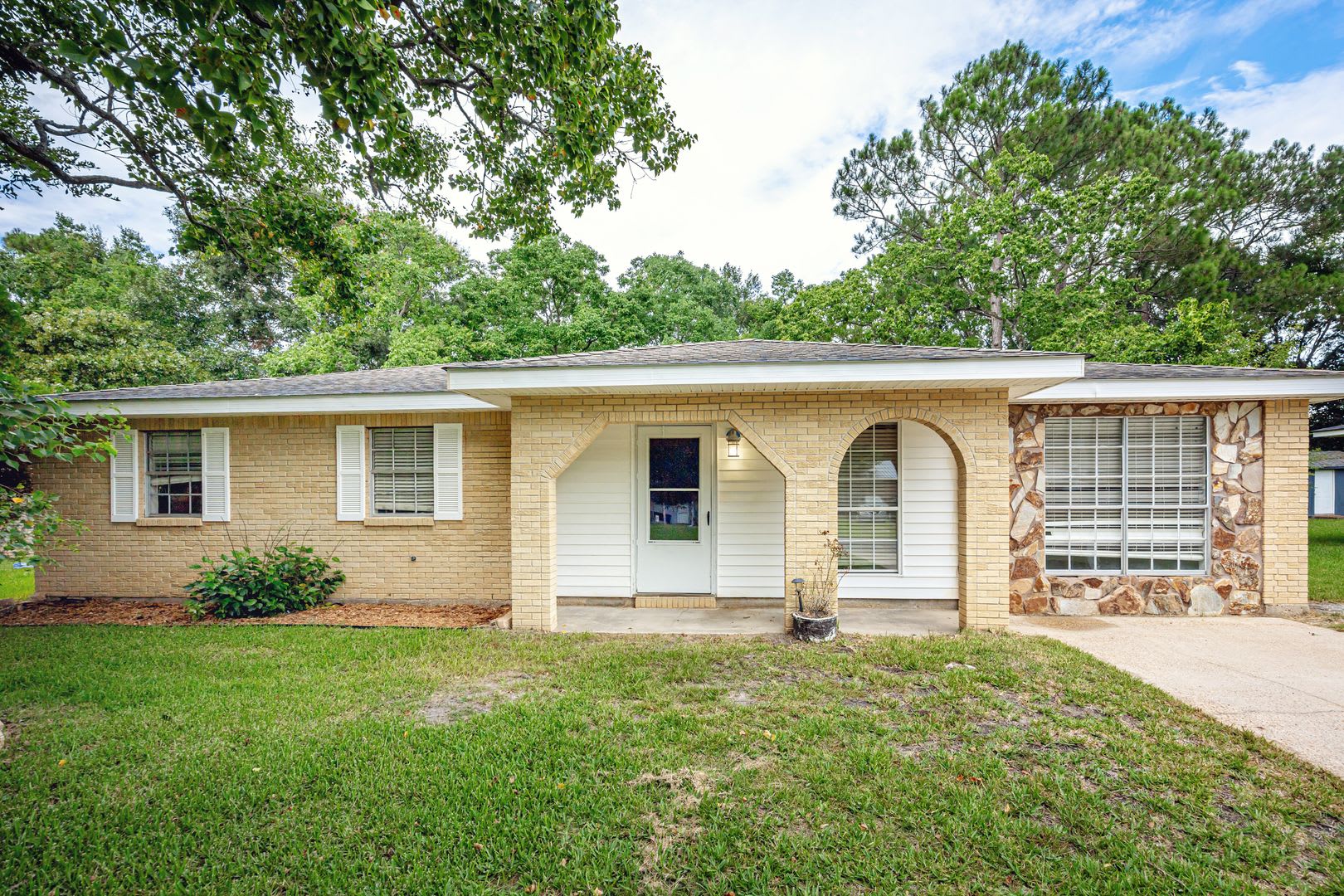 3 Bed / 1 Bath Home – Convenient Gautier Location – photo 1 of 38