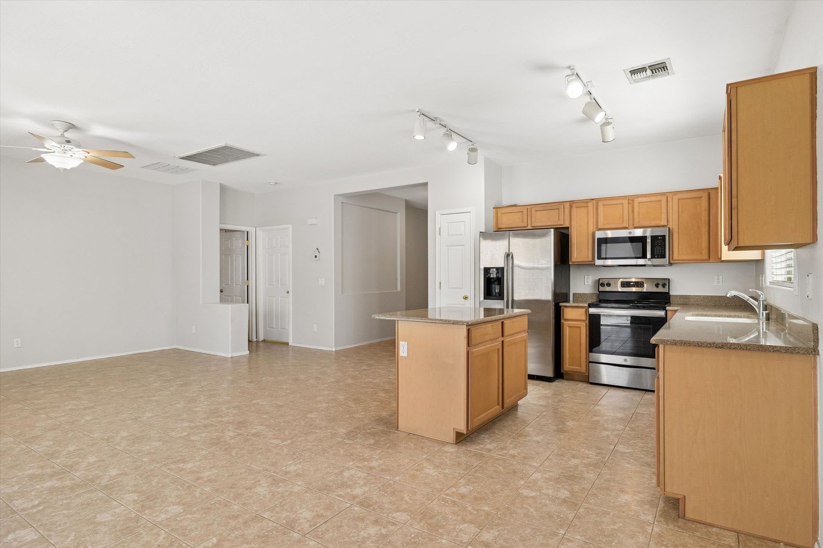 Great 3 Bedroom Split Floor Plan In Rogers Ranch 2 Car Garage Tile Except In Bedrooms All Appliances With Pantry Island And Good Storage Available Now – photo 1