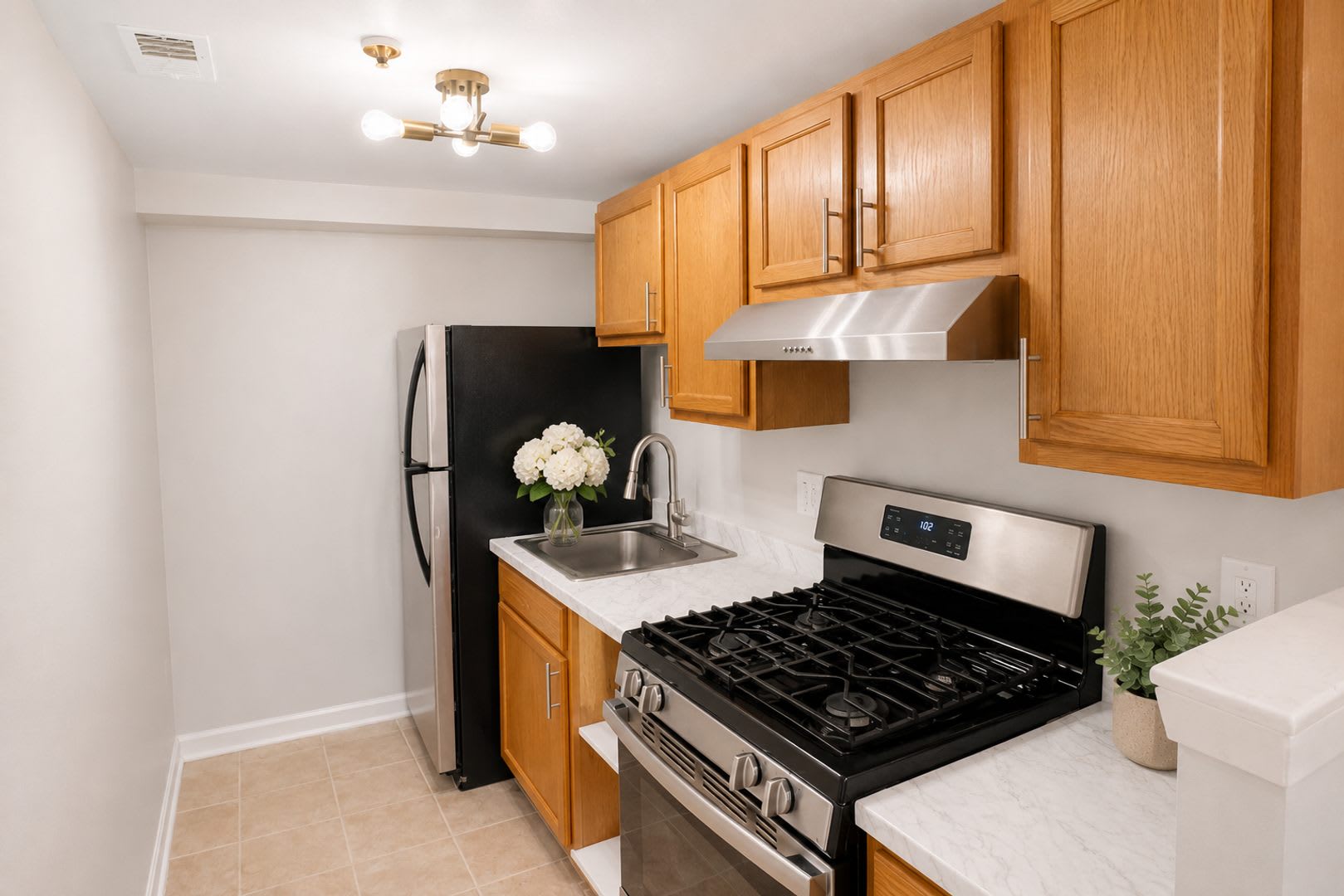 2026 Move In Special 500 Lease Signing Bonus Renovated 3 Bedroom Apartment In Prime Se Dc Location – photo 1