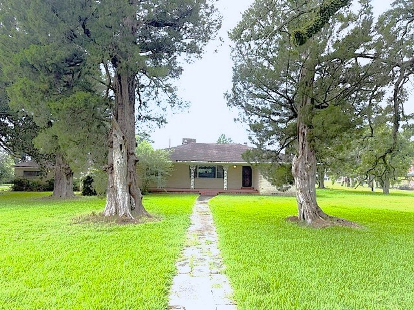 Spacious 3 Bedroom Home On An Expansive Lot In Maringouin – photo 1 of 17