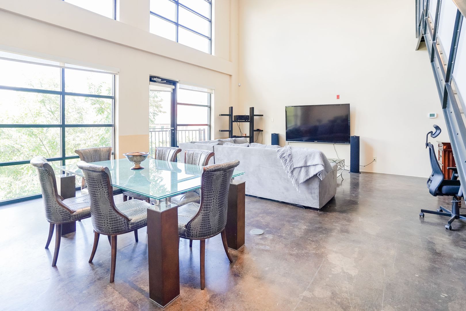 Fully Furnished Mid-Term 2-Level Condo – photo 1