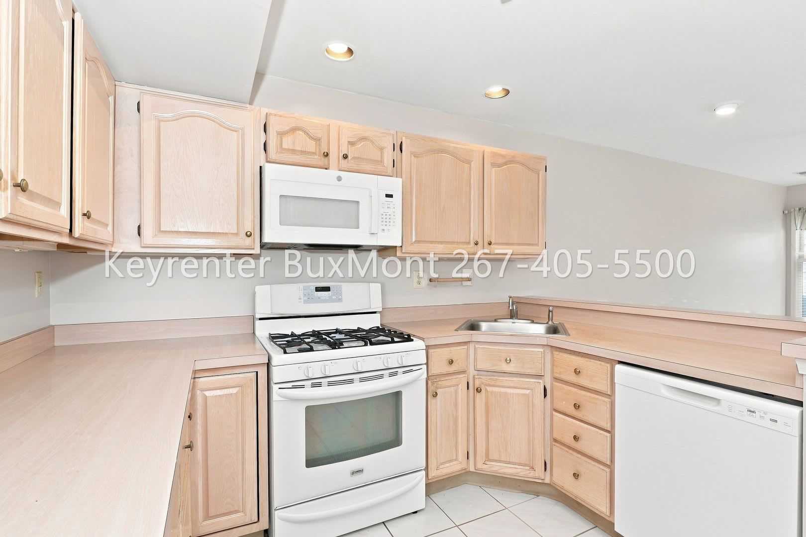 Spacious 3 Bed 2 5 Bath Townhome In Newtown Gate – photo 1