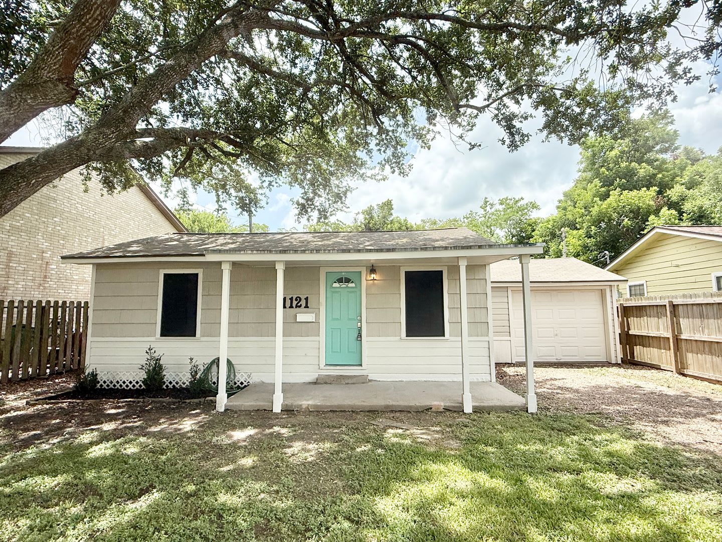 Adorable 2 1 1 Cottage In Angleton – photo 1 of 104