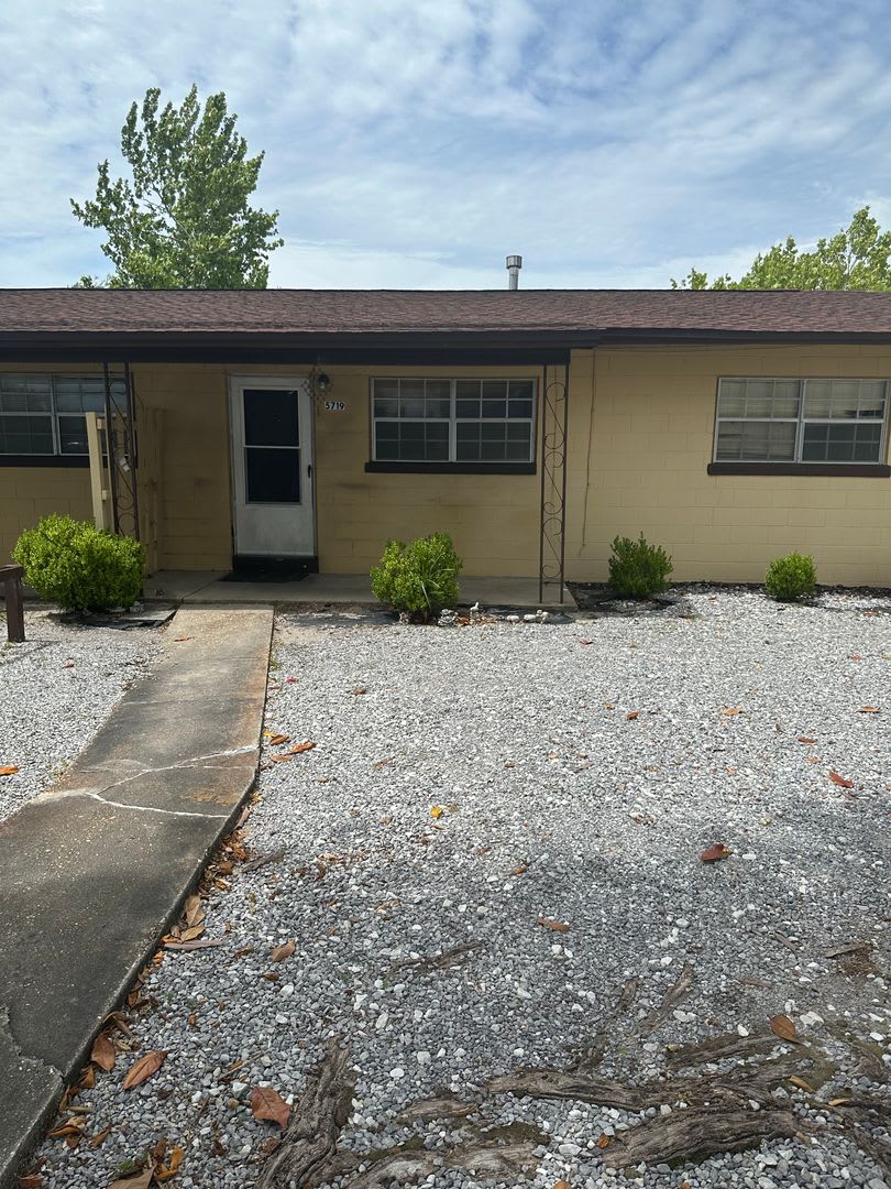 2 Bedroom, 1 Bath – photo 1 of 6