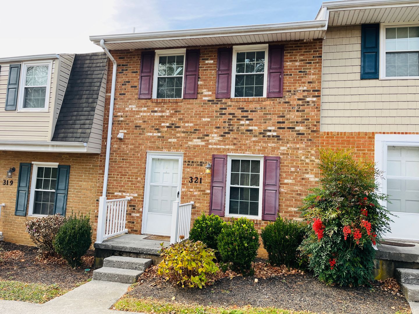 2 Bedroom, 1.5 Bath Townhouse – photo 1