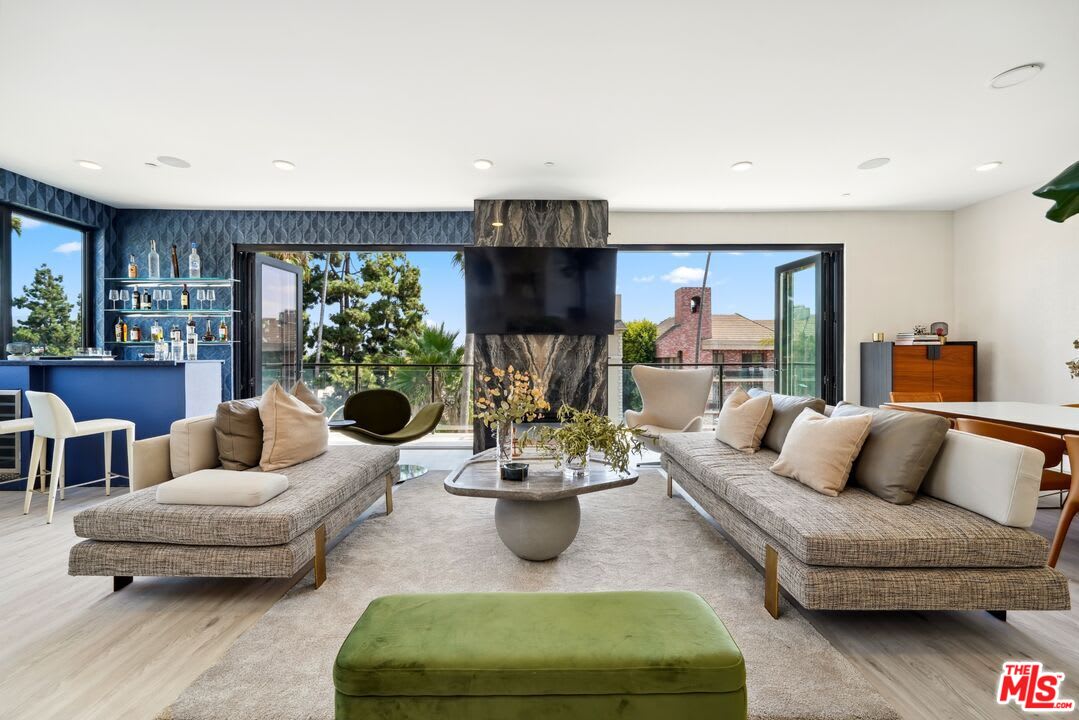 137 North Doheny Drive – photo 1