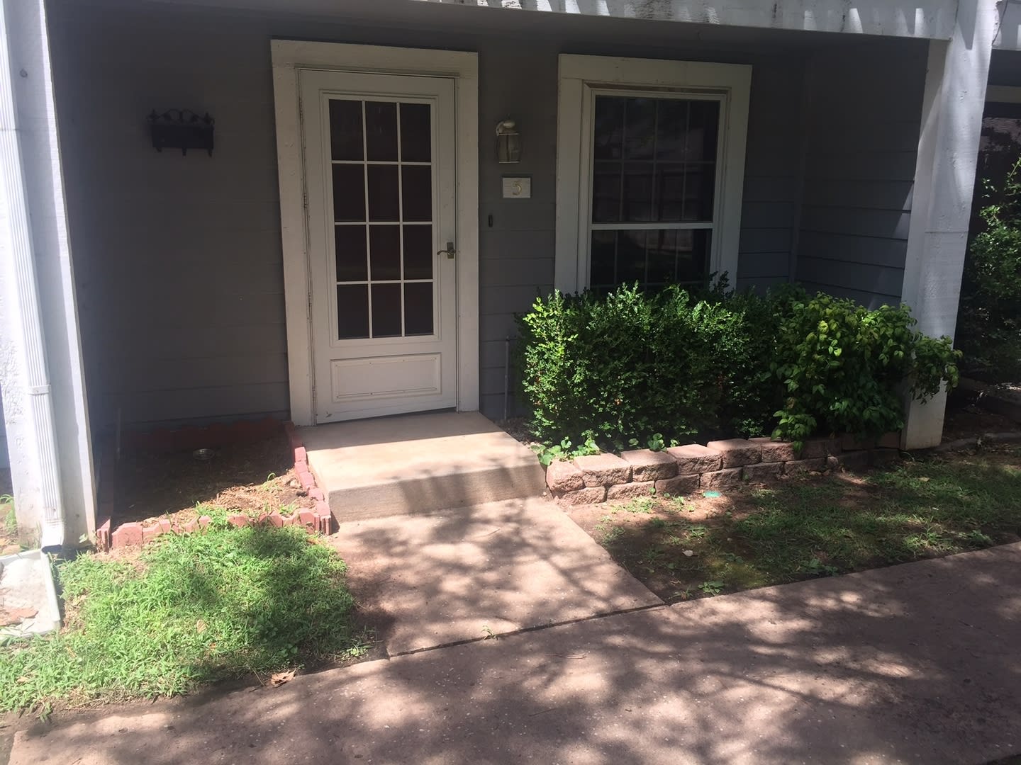 Darling 1 Bed 1 5 Bath Townhouse With Small Fenced Yard – photo 1