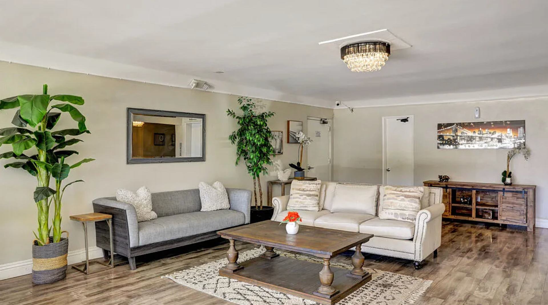 12325 Chandler Blvd – photo 1