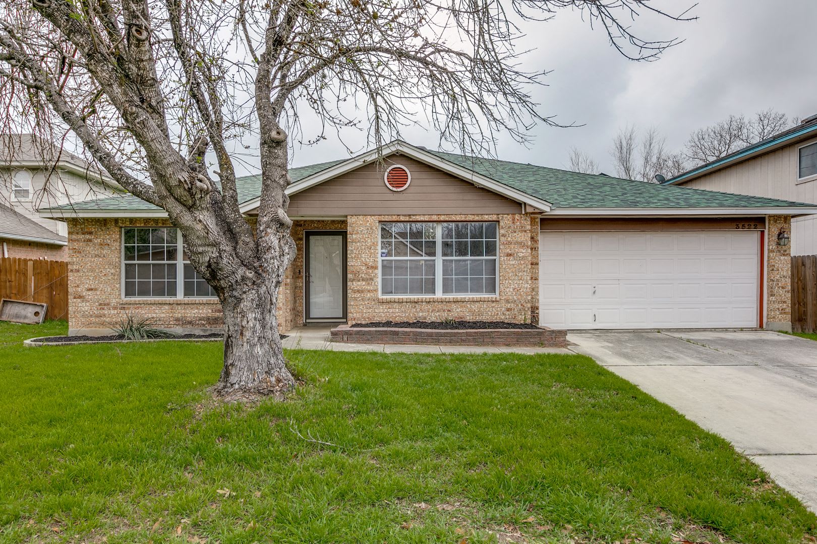 3-BEDROOM SINGLE-STORY IN CRESTLAKE – photo 1