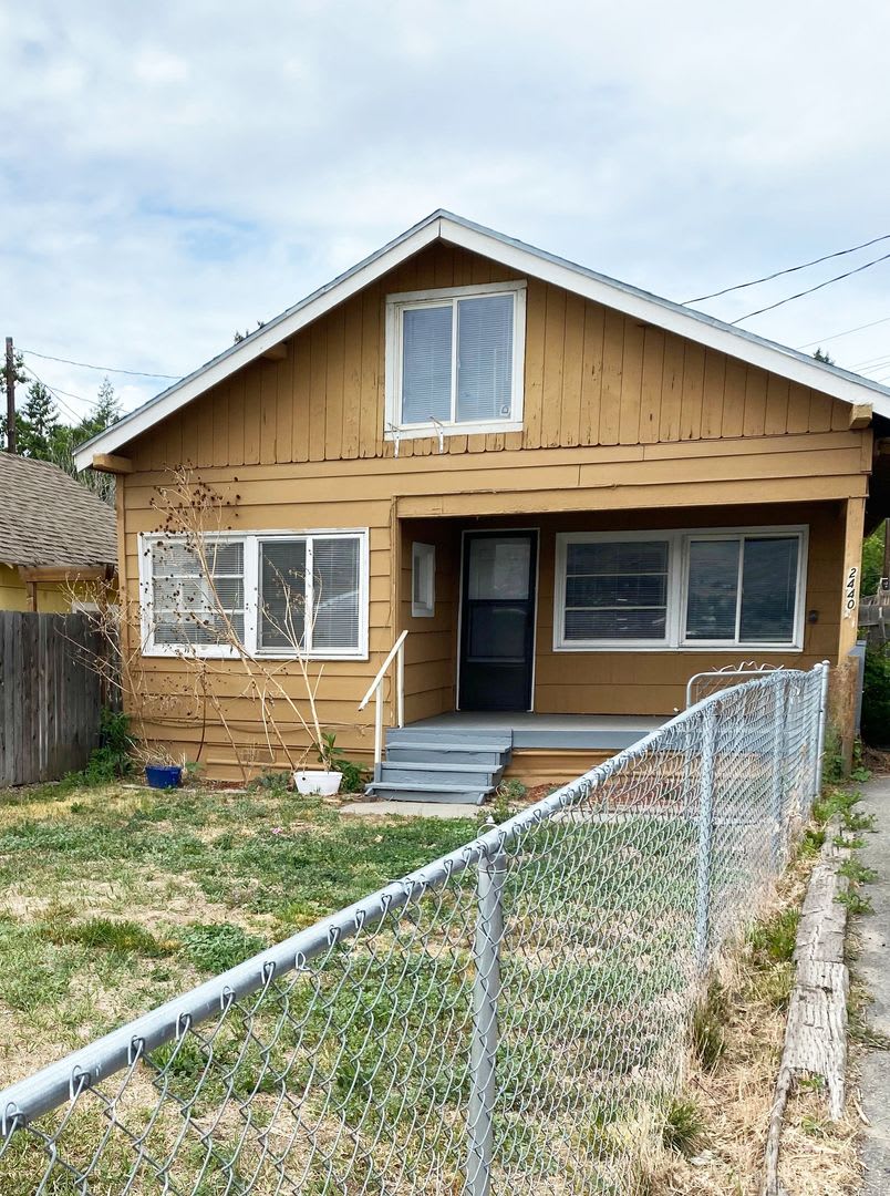 Charming 3 Bedroom House For Rent Close To Sunnyslope Water And Sewer Included – photo 1 of 10