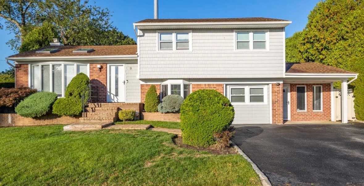 9 Lakeville Ln – photo 1 of 14