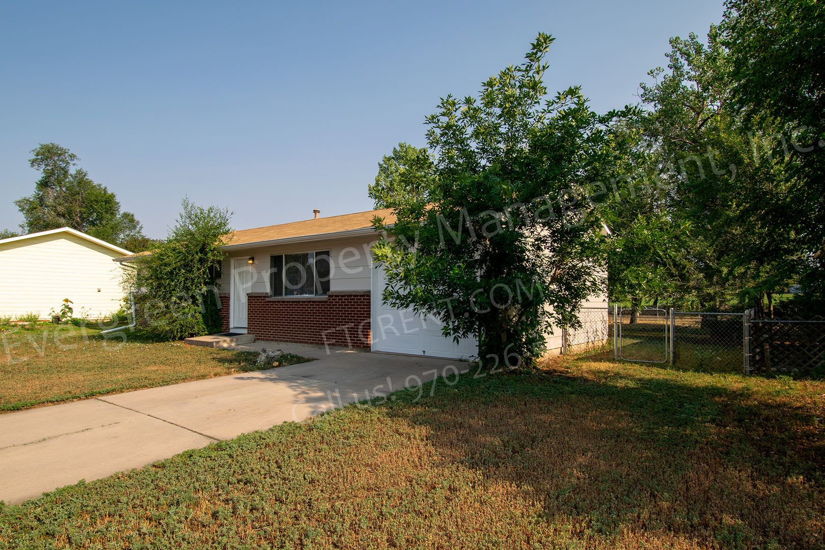 3-Bedroom Home Near Dining and Shopping – photo 1